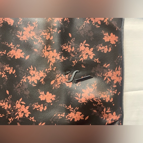 Simply Vera Vera Wang Remsen
Crossbody Bag by Simply Vera Vera Wang. - Picture 5 of 13